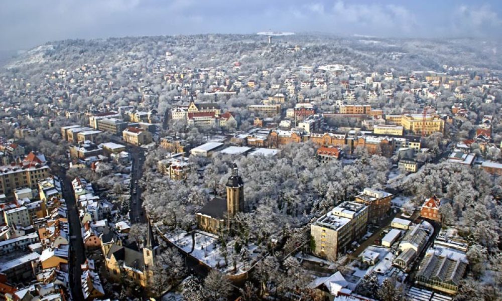 Jena: Winterlicher Panoramablick auf die Stadt